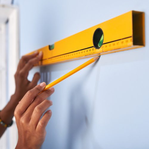 Como Usar o Nível Corretamente para Alinhar Móveis e Prateleiras