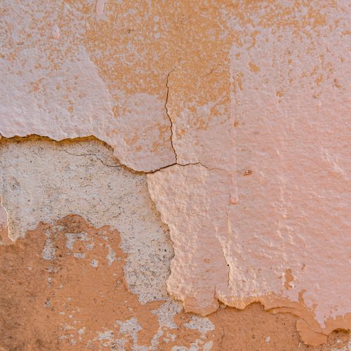Parede pintada com problemas? Entenda a causa de rachaduras e o que fazer para evitá-las!