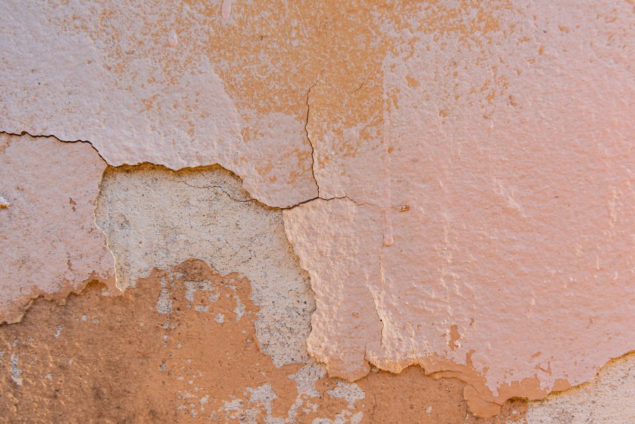 Parede pintada com problemas? Entenda a causa de rachaduras e o que fazer para evitá-las!
