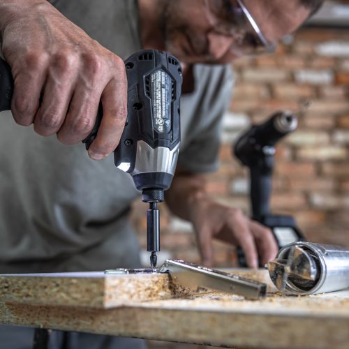 Erros mais comuns ao usar parafusadeira e como não estragar seu projeto