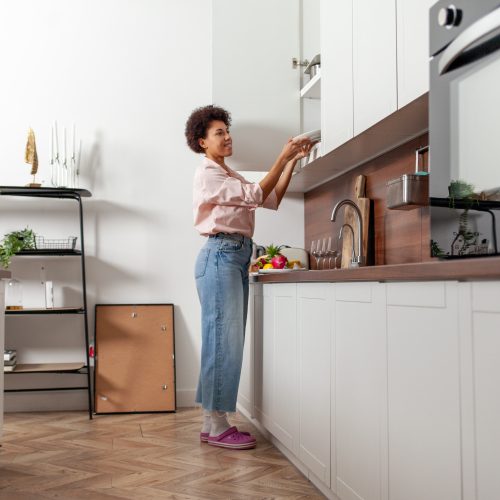 Como evitar empenamento e folgas em móveis fixados na parede?